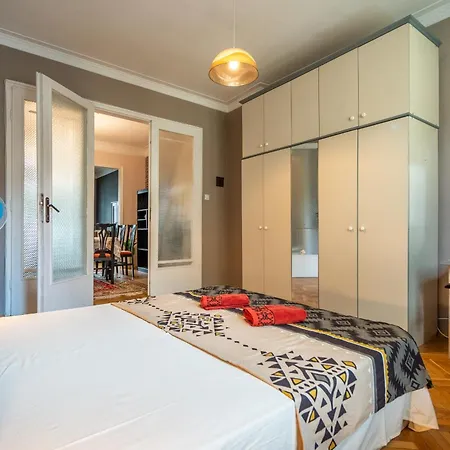 2bdr Retro Coziness *